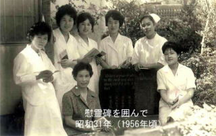 慰霊碑を囲んで 昭和31年（1956年頃）の写真