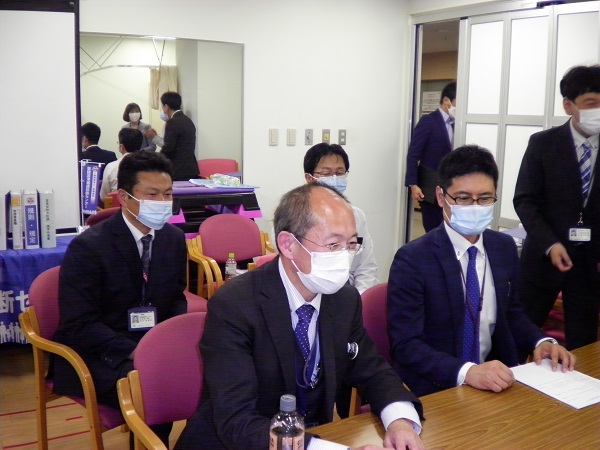 更新審査の様子（事務審査側）