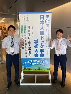 会場入口にて記念写真