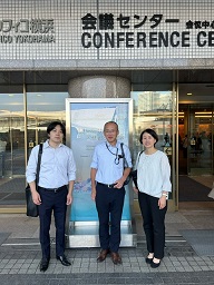 「第65回日本人間ドック・予防医療学会」会場入口で記念写真