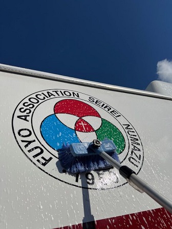 車体を綺麗に磨く様子