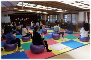 バランスボールでママシェイプの様子