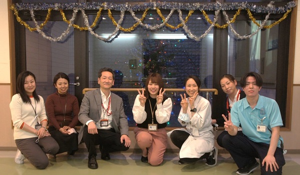 クリスマスツリーの前にて集合写真