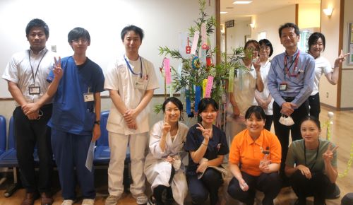 笹飾り前での集合写真