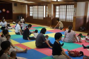 ベビー＆ママヨガの様子