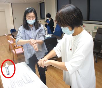 手洗い実習①まずはローションを手に塗ります