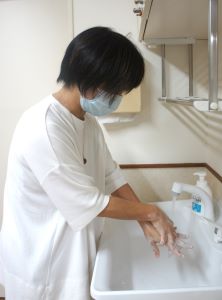 手洗い実習②手を洗います