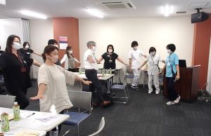 理学療法士指導による骨粗鬆症の予防運動実践の様子