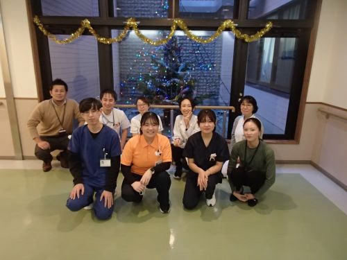 クリスマスツリーの前にて集合写真