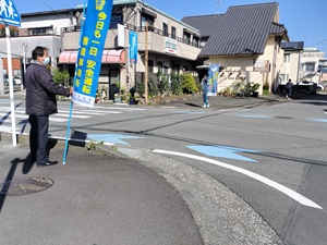 春の交通安全旗持ち運動の様子
