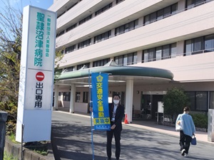 春の交通安全旗持ち運動の様子